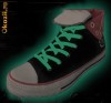 Sireturi fosforescente albastre care lumineaza verde Sireturi fosforescente albastre care lumineaza verde