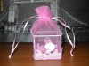 Marturie botez fata/ fetita/ bebe roz. Cutie/ cutiuta/ cub / patrata cu sac din organza cu sticluta si motive botez