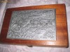 Caseta din lemn cu tema de vanatoare pe capac cu placheta metalica cu motiv specific cu vanatori, cai si caini Caseta din lemn cu tema de vanatoare pe capac cu placheta metalica cu motiv specific cu vanatori, cai si caini