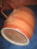 Butoias vechi rustic din lemn cu feronerie