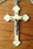 Cruce mare de agatat in masina (ori gat), 8 X 4.5 CM. Provine din ITALIA.