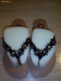 Vand papuci dama G by Guess , negri cu floricele foto