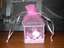 Marturie botez fata/ fetita/ bebe roz. Cutie/ cutiuta/ cub / patrata cu sac din organza cu sticluta si motive botez foto