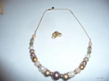 SET DEOSEBIT PERLE ALBE SI AURII , CERCEI CU PERLE , AURITI , LA SET
