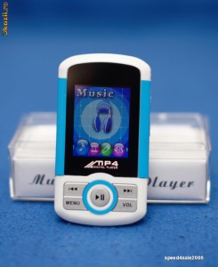Mp3 -Mp4 player 8GB cu baterie detasabila tip nokia -noi in cutie-