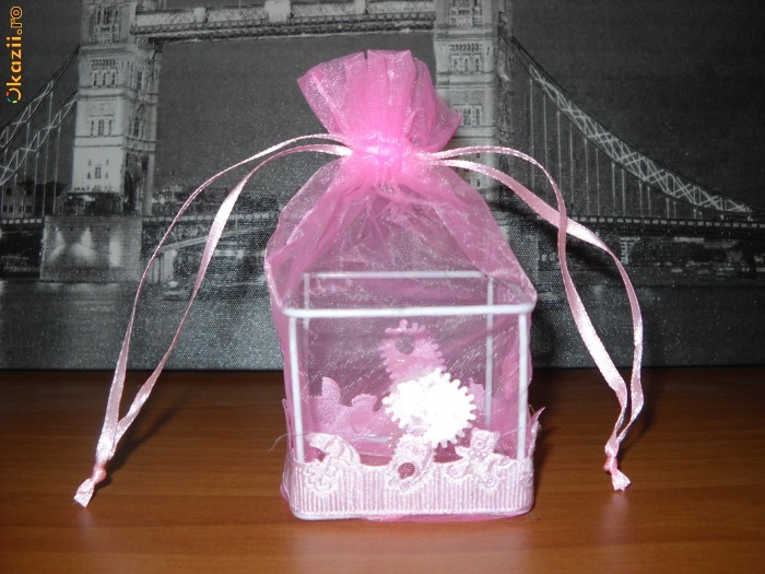 Marturie botez fata/ fetita/ bebe roz. Cutie/ cutiuta/ cub / patrata cu sac din organza cu sticluta si motive botez foto mare