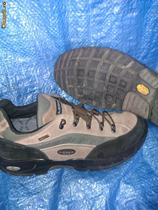 VAND SEMI GHEATA LOWA GORE-TEX CU TALPA VIBRAM foto mare
