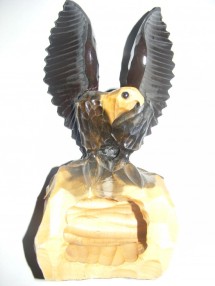 VULTUR  SCULPTAT IN LEMN foto