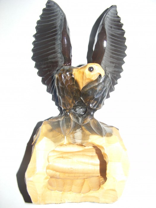 VULTUR  SCULPTAT IN LEMN foto mare
