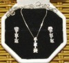 SET COLIER AUR CU PANDANTIV SI CERCEI CU CATE 3 DIAMANTE-0.53 CT SET COLIER AUR CU PANDANTIV SI CERCEI CU CATE 3 DIAMANTE-0.53 CT