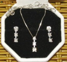 SET COLIER AUR CU PANDANTIV SI CERCEI CU CATE 3 DIAMANTE-0.53 CT photo SET COLIER AUR CU PANDANTIV SI CERCEI CU CATE 3 DIAMANTE-0.53 CT
